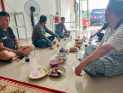 Babinsa Tetap Laksanakan Komsos Bersama Warga Desa Binaan Di Suasana Lebaran