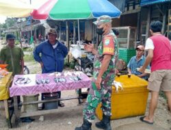 Komsos Dengan Penjual Ikan, Babinsa Koramil 02/Simteng Himbau Agar Selalu Jaga Kebersihan