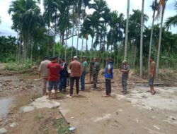 Danramil 11/Kluet Tengah Dampingi Wakil Bupati Aceh Selatan Tinjau Kondisi Sungai Pasca Banjir