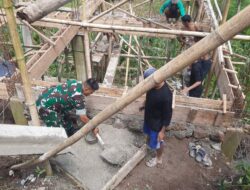Wujud Kepedulian, Babinsa Pattongko Koramil 03/Sinjai Tengah Kodim 1424/Sinjai Bantu Pengecoran Tiang Rumah Milik Warga