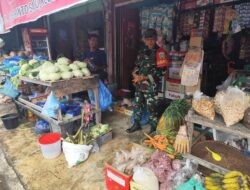 Babinsa Pantau Harga dan Ketersediaan Sembako di Pasar Pasca Lebaran
