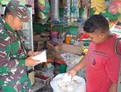 Guna Mengetahui Perkembangan Kebutuhan Pokok, Babinsa Koramil 01/Simtim Pantau Harga Sembako Dan Pangan