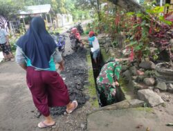 Semangat Peduli Lingkungan, Babinsa Kodim 1404/Pinrang Bersama Warga Melaksanakan Pembersihan Saluran Air