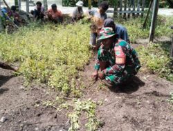 Babinsa melaksanakan Karya Bakti bersama masyarakat Binaan