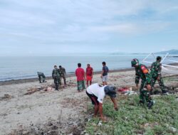 Koramil-07 Kodim 1404/Pinrang Bersama Warga Laksanakan Pembersihan Pesisir Pantai Kajuangin
