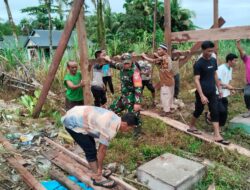 Atasi Kesulitan Rakyat, Babinsa Koramil 06/Teluk Dalam Bantu Dirikan Rumah Warga Binaan