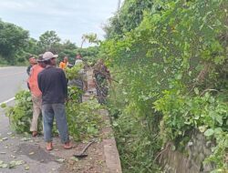 Anggota Koramil-01/Suppa Kodim 1404/Pinrang Kerja Bakti Pembersihan Saluran Air