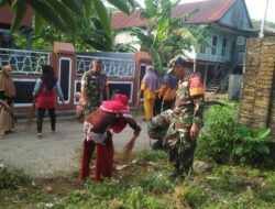 Ciptakan Lingkungan Bersih, Personil Koramil 1405-03/Bacukiki Kerja Bakti Bersama Masyarakat