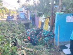 Personel Koramil Sinjai Utara 01/Kodim 1424/Sinjai Gelar Karya Bakti Pembersihan Selokan