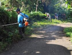 Anggota Koramil 1419-03/Baraka Bersama Warga Bersihkan Selokan