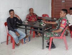 Pererat Hubungan, Babinsa Koramil 15/Tiro Gelar Komsos di Warung Kopi Desa Dayah Cot