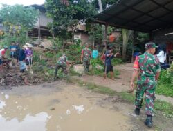 Anggota Koramil 1419-04/Alla Gelar Karya Bakti Pembersihan Selokan