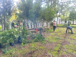 Demi Lingkungan Sehat, Koramil 1419-02/Enrekang dan Warga Gelar Karya Bakti Bersihkan Selokan