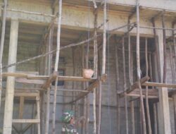 Babinsa Desa Negeri Atiahu, Kec Siwalalat Kab Seram Bagian Timur, Sertu Suhaimin Fauth Membantu Masyarajat Rehab Rumah