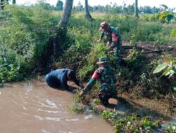 Penuhi Kebutuhan Air petani, Koramil-03 Kodim 1404/Pinrang Bersihkan Saluran irigasi Bersama Warga