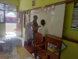 Wasbang Di SD Negri 7 Teupah Selatan, Babinsa Berikan Materi Matematika Metode Gasing Kepada Siswa