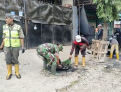 Cegah Banjir dan DBD, Koramil-04 Kodim 1404/Pinrang Bersihkan Saluran Air