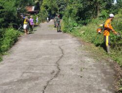 Anggota Koramil 1419-03/Baraka Bersama Warga Bersihkan Selokan