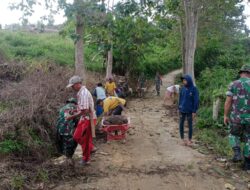 Wujudkan Hidup Sehat, Anggota Koramil Alla Bersama Warga Bersihkan Selokan
