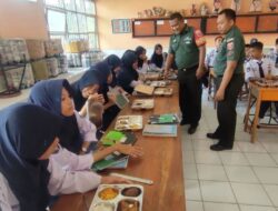 Babinsa Koramil-06/Barru Dampingi Program Pembagian Makan Siang Gratis