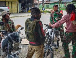 Demi Menjalin Hubungan Baik, Babinsa Koramil 1703-02/Tigi melaksanakan Komsos Dengan Warga di Desa Binaan