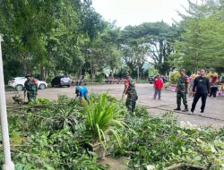 Babinsa Koramil 02/Enrekang Kerja Bakti Bersihkan Ranting dan Pohon Di Halaman Kantor Bupati