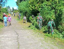 Anggota Koramil 1419-03/Baraka Bersama Warga Bersihkan Selokan