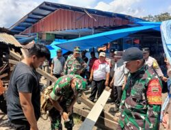 Babinsa Koramil 03/Sungai Sariak Hadir di Tengah-tengah Masyarakat Untuk Membantu Evakuasi Pasar Yang Roboh di Sungai Sariak