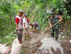Babinsa Pattongko Koramil 03/Sinjai Tengah Kodim 1424/Sinjai Gelar Karya Bakti Pengecoran Jalan Tani