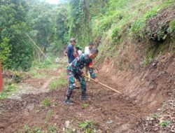 Babinsa Koramil 1424-05/Sinjai Selatan Kodim 1424/Sinjai Gelar Karya Bakti Pembersihan Jalan Tani