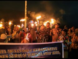 Dandim 1703/Deiyai mengikuti Pawai Obor Paskah dan Api Unggun Paskah Pemkab. Deiyai, TNI/Polri dan Masyarakat