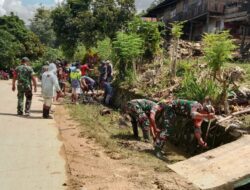 Anggota Koramil 1419-04/Alla Gelar Karya Bakti Pembersihan Selokan