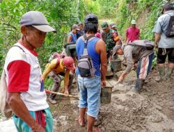 Babinsa Koramil 1424-03/Sinjai Tengah Kodim 1424/Sinjai Gelar Karya Bakti Pengecoran Jalan Tani