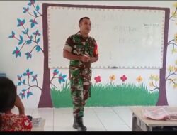Peduli Pendidikan, Babinsa Sakanusa Sertu J. Samallo mengajar Matematika Kepada Siswa SD Negeri 153 Malteng