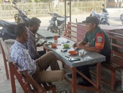Dekatkan Diri dengan Warga, Babinsa Koramil 15/Tiro Gelar Komsos di Warung Kopi Desa Pulo Keunari