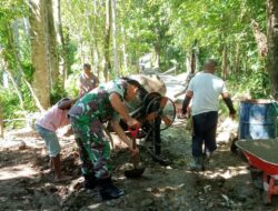 Babinsa Bulukamase Koramil 05/Sinjai Selatan Kodim 1424/Sinjai Bersama Warga Gotong Royong Cor Jalan Tani Sepanjang 260 Meter