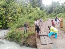 Babinsa Koramil 1502-06/Bula bersama masyarakat melaksanakan perbaikan jembatan yg rusak.