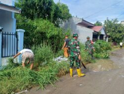 Koramil-04 Kodim 1404/Pinrang Bersama Warga Karya Bakti Bersihkan Jalan dan Saluran Air