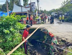 Bersama Warga Sekitar Babinsa Laksanakan Goro Bersama di Pasar Ampalu