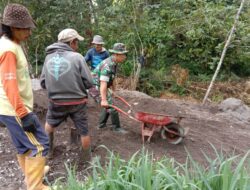 Babinsa Koramil 1424-02/Sinjai Barat Kodim 1424/Sinjai Gelar Karya Bakti Pengecoran Jalan Tani