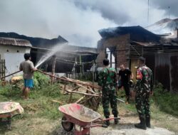 Babinsa Koramil 1304-03/Kota Barat Sigap Bantu Masyarakat Padamkan Kebakaran Rumah Warga