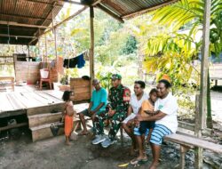 Dalam rangka mempererat hubungan antara TNI dan masyarakat, Babinsa Kampung Mikiran dari Koramil 06/Kofiau melaksanakan kegiatan komunikasi sosial (komsos) bersama warga setempat. Kegiatan ini berlangsung pada Jumat, 25 April 2025, pukul 10.38 WIT di Kampung Mikiran