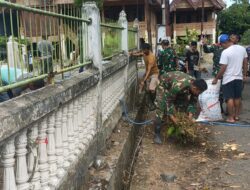 Jumat Bersih, Anggota Koramil 01/Maiwa karya Bakti Pembersihan Selokan