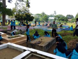Dipimpin Danramil, Koramil 1502-06/Bula Gotong Royong dengan Masyarakat Bersihkan TPU