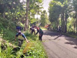 Babinsa Koramil 1424-03/Sinjai Tengah Kodim 1424/Sinjai Gelar Karya Bakti Pembersihan Saluran Air