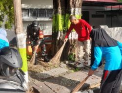 Kepedulian Terhadap Lingkungan Babinsa Koramil 1405-01/Ujung Karya Bakti Bersihkan Jalan