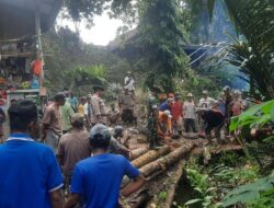 Perlancar Akses Transportasi, Babinsa Koramil 03/Sinjai Tengah Kodim 1424/Sinjai Gelar Karya Bakti Perbaikan Jembatan Putus