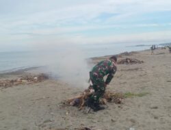 Koramil-02 Kodim 1404/Pinrang Kerja Bakti bersihkan Pantai Ammani