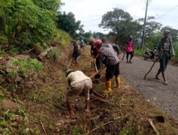 Babinsa Posramil 1424-01/Bulupoddo Kodim 1424/Sinjai Gelar Karya Bakti Pembersihan Saluran Air