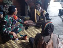 MENJALIN KEDEKATAN DENGAN WARGA, BABINSA ANJANGSANA KE RUMAH KEPALA SUKU